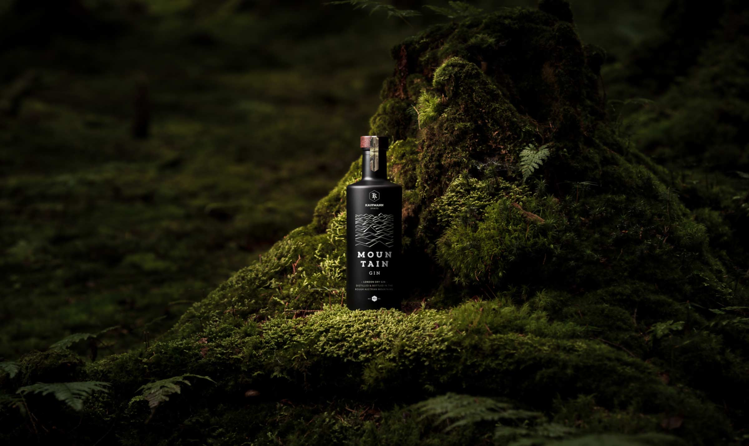 Mountain Gin steht in moosigem Wald